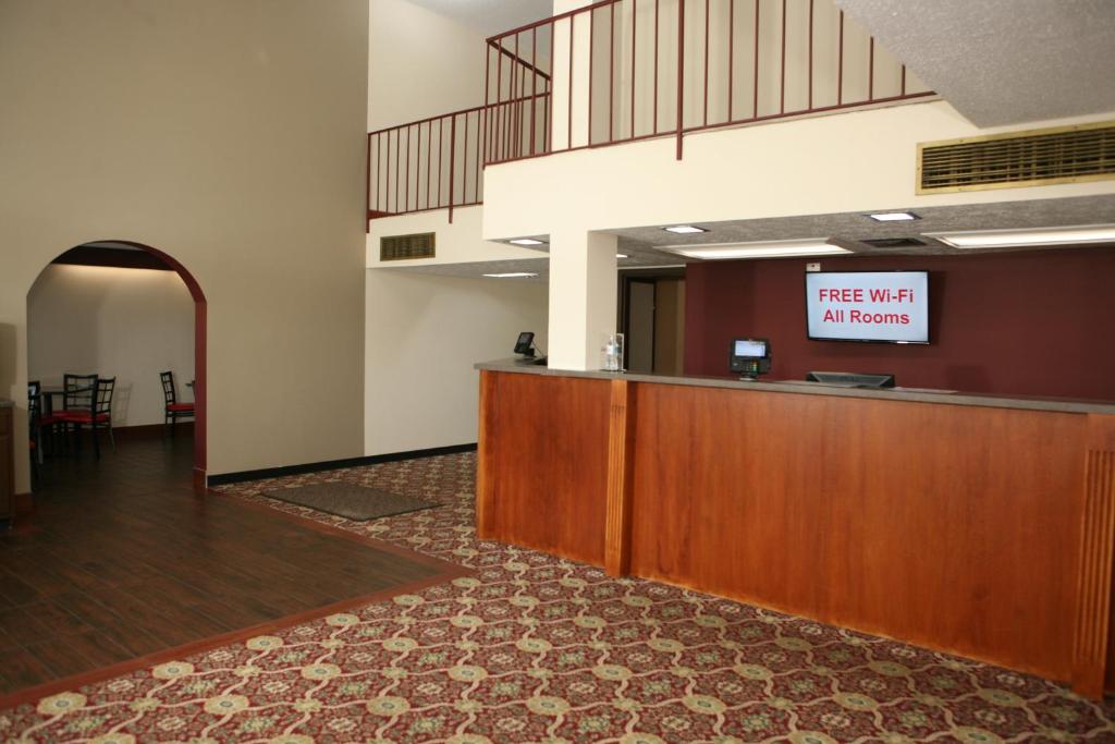 Red Roof Inn & Suites Cave City Main image 2